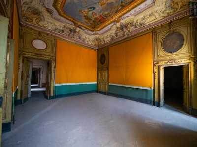 Ci spostiamo infine nei due saloni principali dell�edificio. Nel primo il colore arancio delle pareti lascia spazio alle porte sormontate da alcuni riquadri con scene ispirate alla Teogonia di Esiodo e alle Metamorfosi di Ovidio
